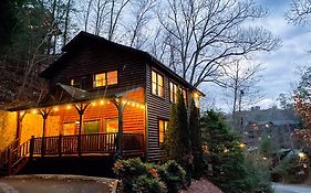 Spacious Resort Log Cabin, Easy Drive, Hot Tub, Arcade Gameroom, Mountain Vibe