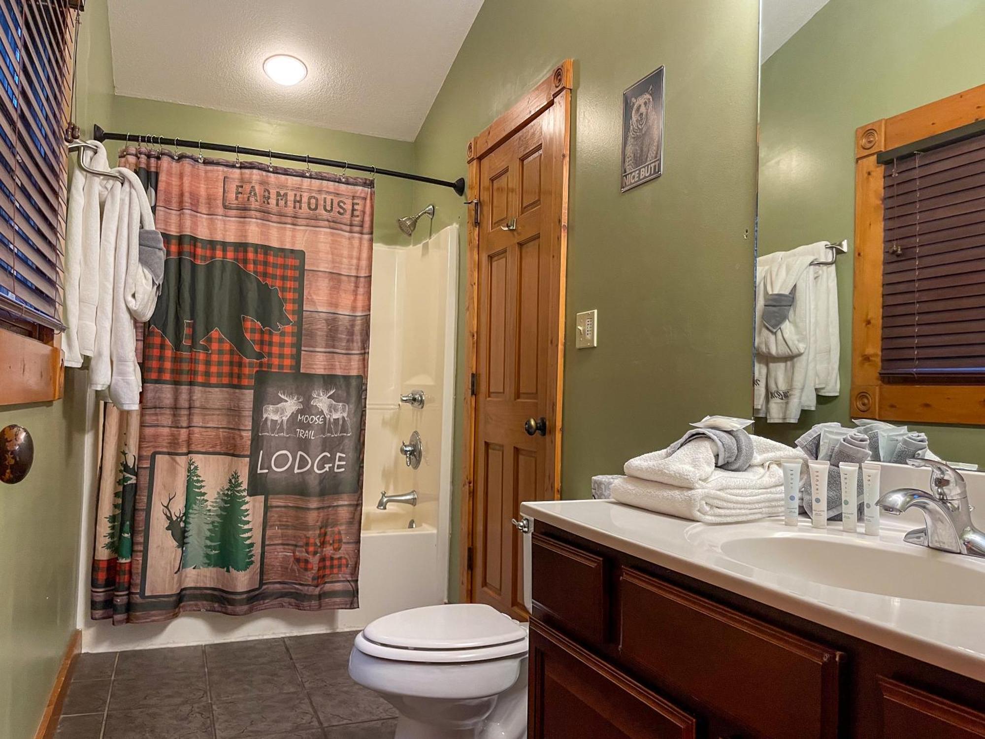 Spacious Resort Log Cabin, Easy Drive, Hot Tub, Arcade Gameroom, Mountain Vibe Gatlinburg Exterior photo