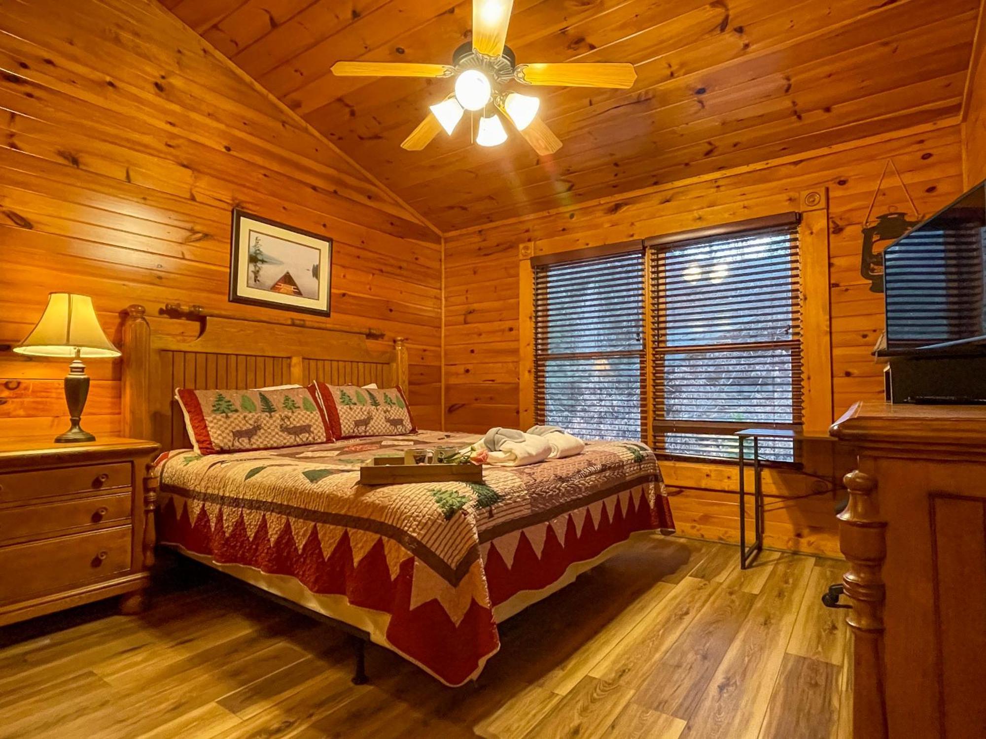 Spacious Resort Log Cabin, Easy Drive, Hot Tub, Arcade Gameroom, Mountain Vibe Gatlinburg Exterior photo