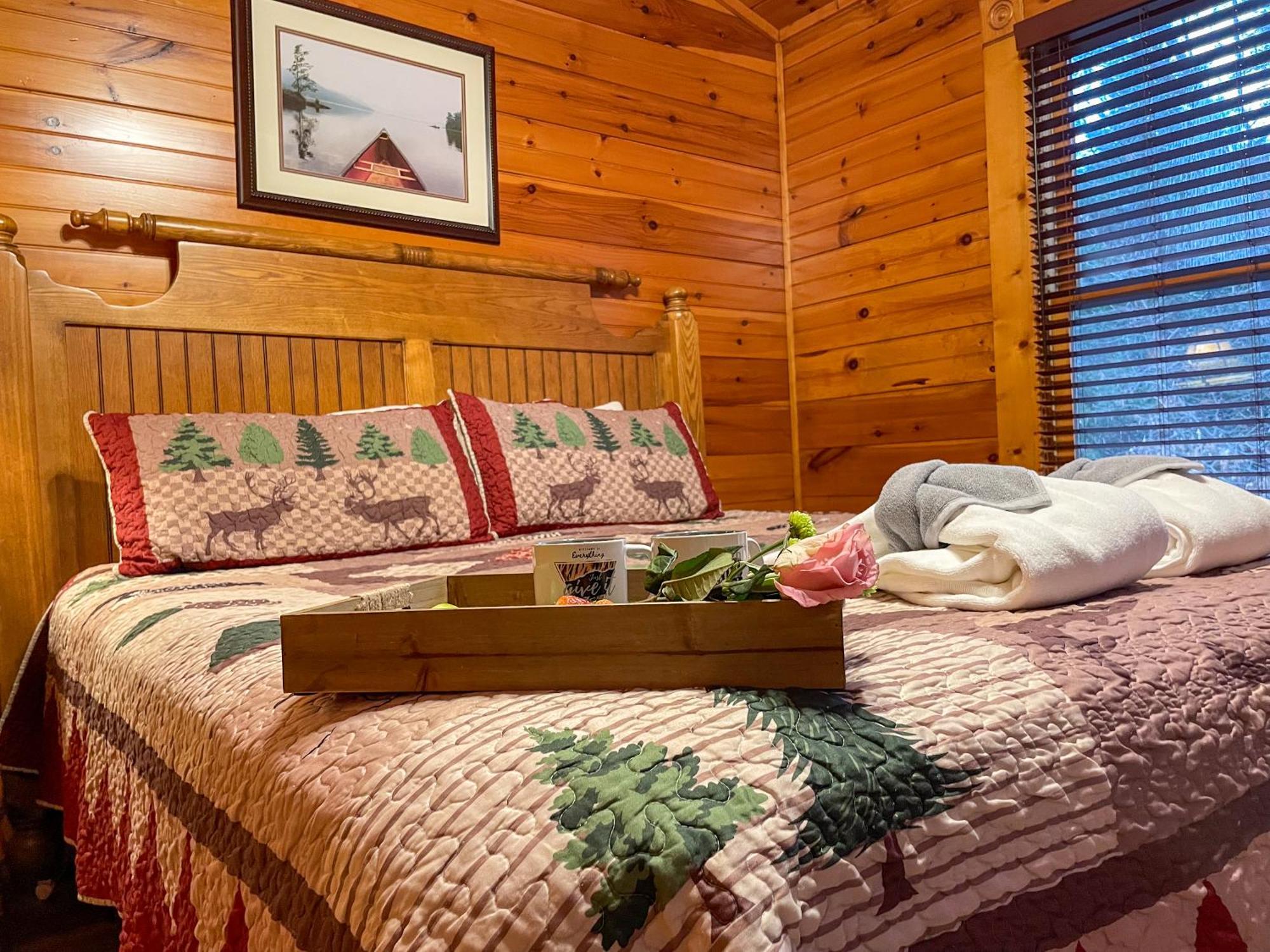 Spacious Resort Log Cabin, Easy Drive, Hot Tub, Arcade Gameroom, Mountain Vibe Gatlinburg Exterior photo