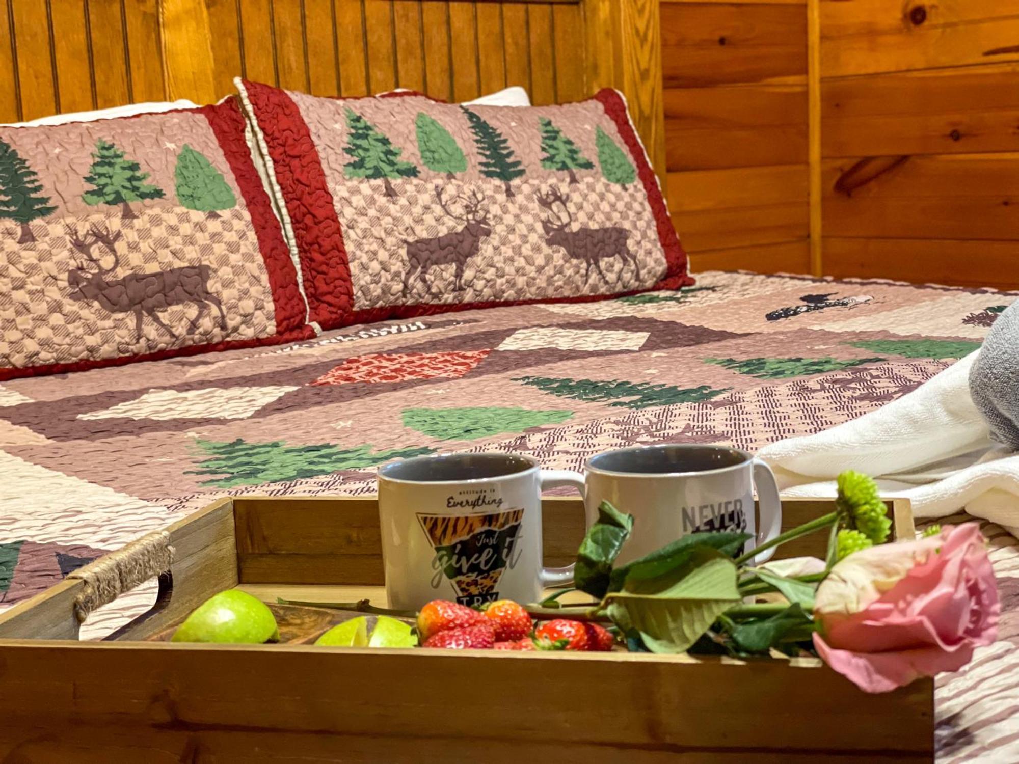 Spacious Resort Log Cabin, Easy Drive, Hot Tub, Arcade Gameroom, Mountain Vibe Gatlinburg Exterior photo