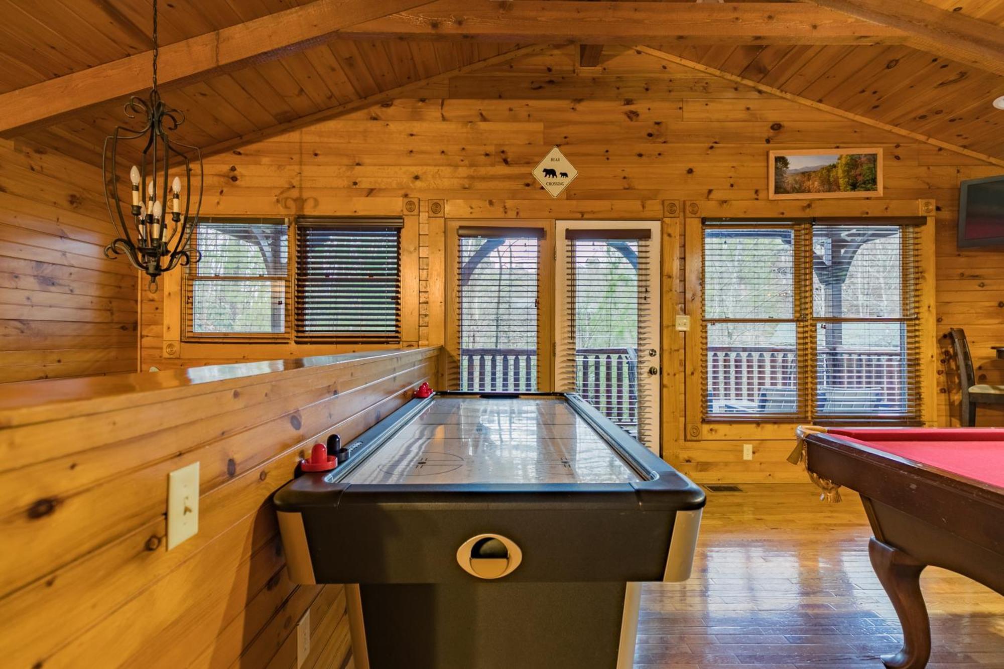 Spacious Resort Log Cabin, Easy Drive, Hot Tub, Arcade Gameroom, Mountain Vibe Gatlinburg Exterior photo