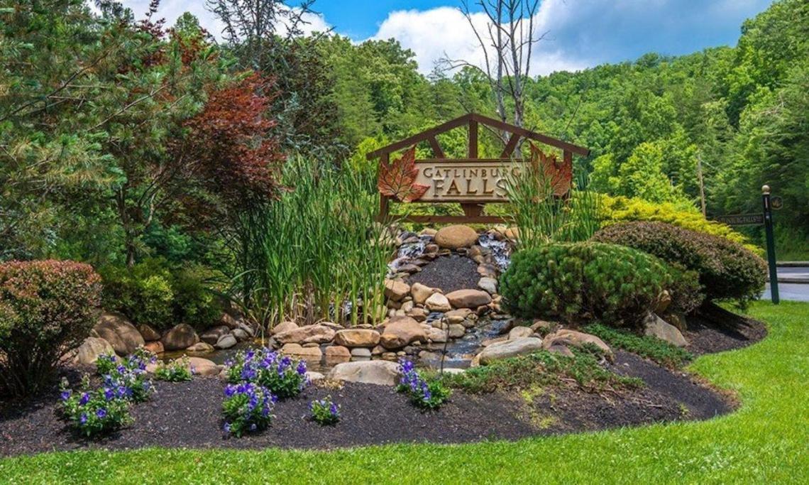 Spacious Resort Log Cabin, Easy Drive, Hot Tub, Arcade Gameroom, Mountain Vibe Gatlinburg Exterior photo