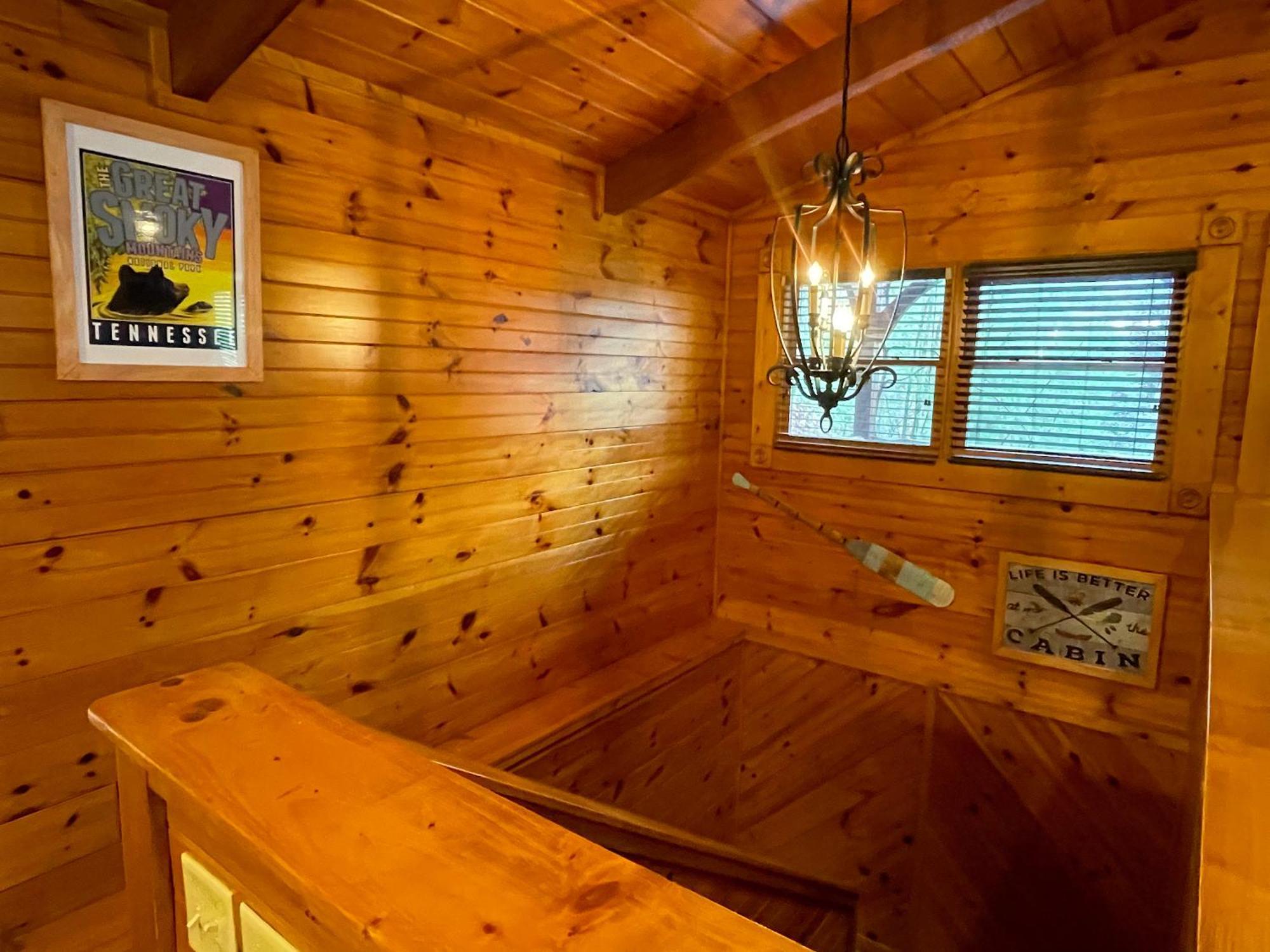 Spacious Resort Log Cabin, Easy Drive, Hot Tub, Arcade Gameroom, Mountain Vibe Gatlinburg Exterior photo