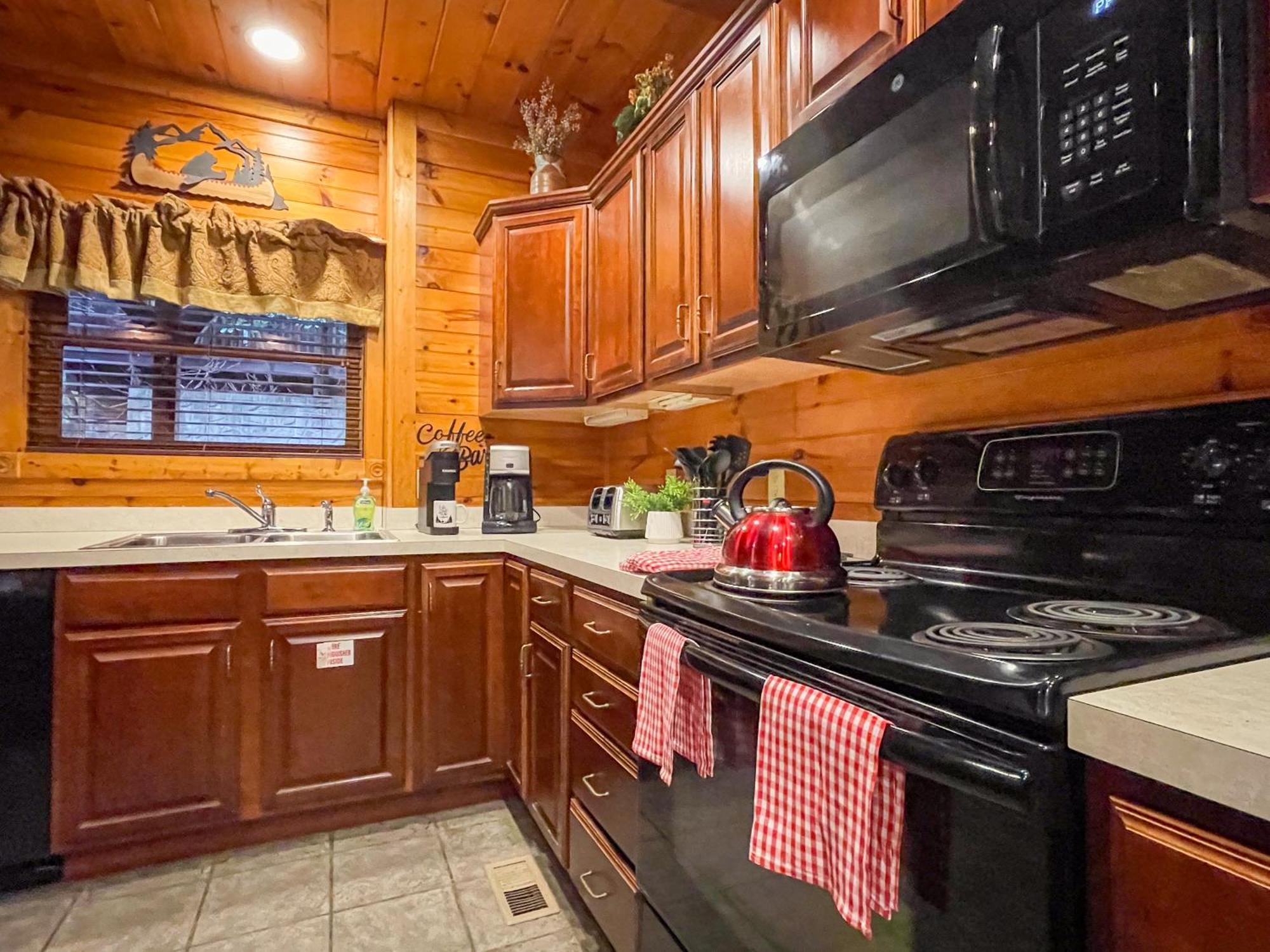 Spacious Resort Log Cabin, Easy Drive, Hot Tub, Arcade Gameroom, Mountain Vibe Gatlinburg Exterior photo