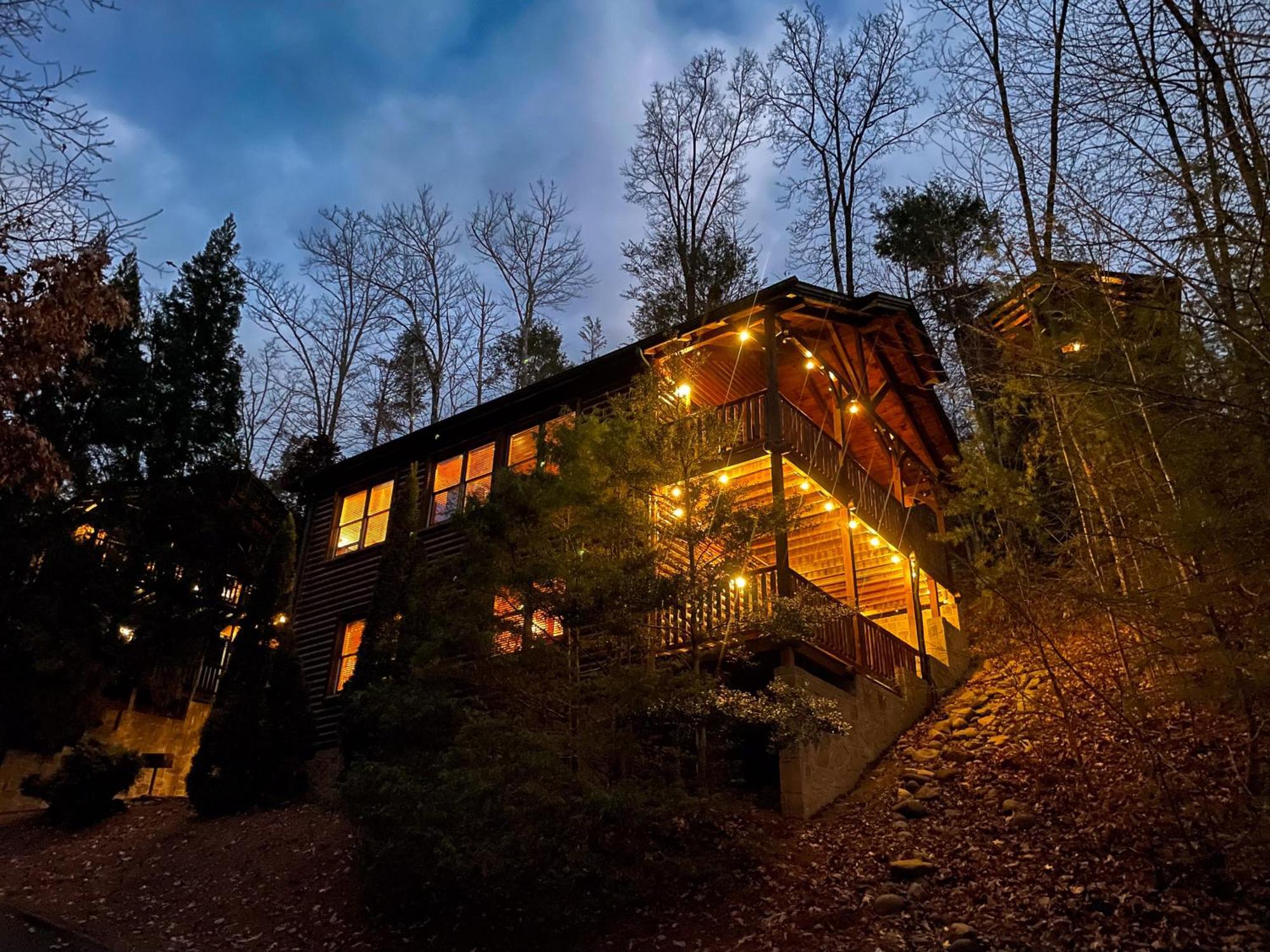 Spacious Resort Log Cabin, Easy Drive, Hot Tub, Arcade Gameroom, Mountain Vibe Gatlinburg Exterior photo