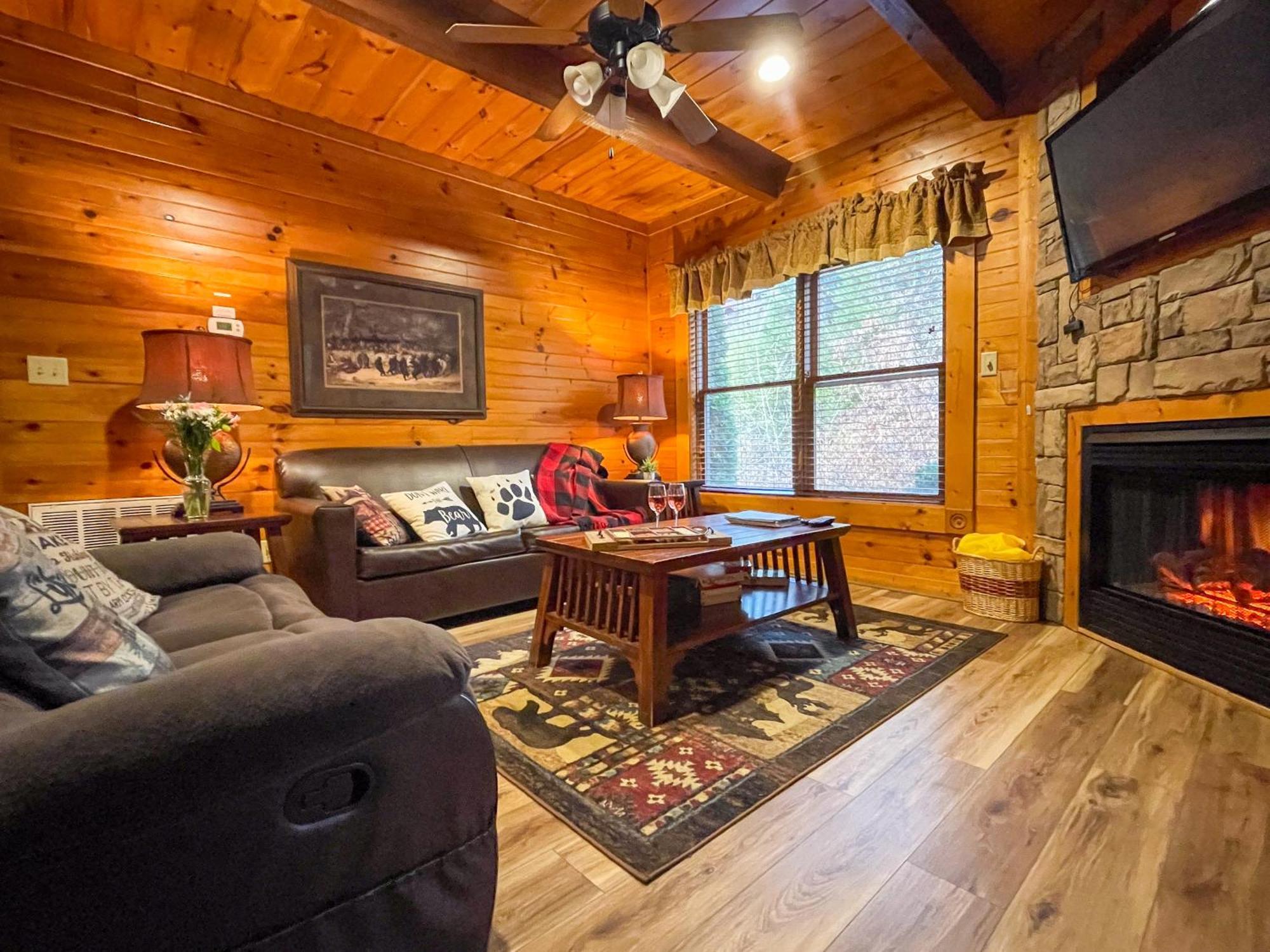 Spacious Resort Log Cabin, Easy Drive, Hot Tub, Arcade Gameroom, Mountain Vibe Gatlinburg Exterior photo