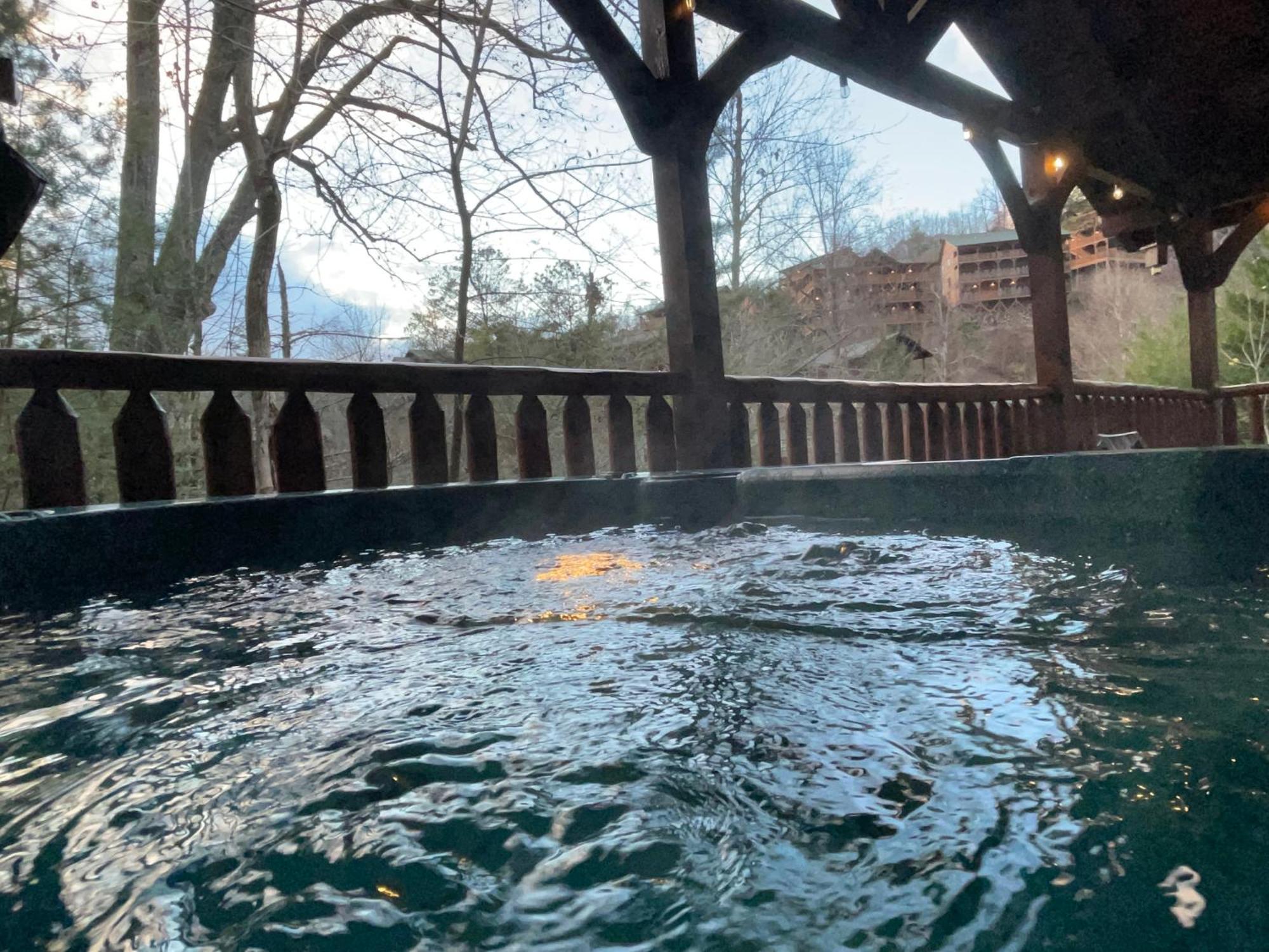 Spacious Resort Log Cabin, Easy Drive, Hot Tub, Arcade Gameroom, Mountain Vibe Gatlinburg Exterior photo