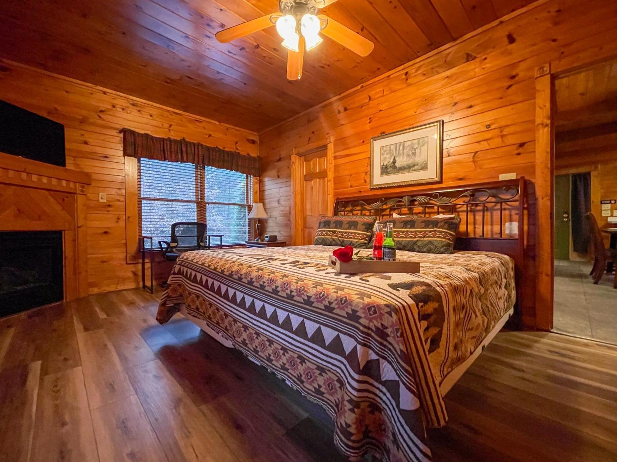 Spacious Resort Log Cabin, Easy Drive, Hot Tub, Arcade Gameroom, Mountain Vibe Gatlinburg Exterior photo