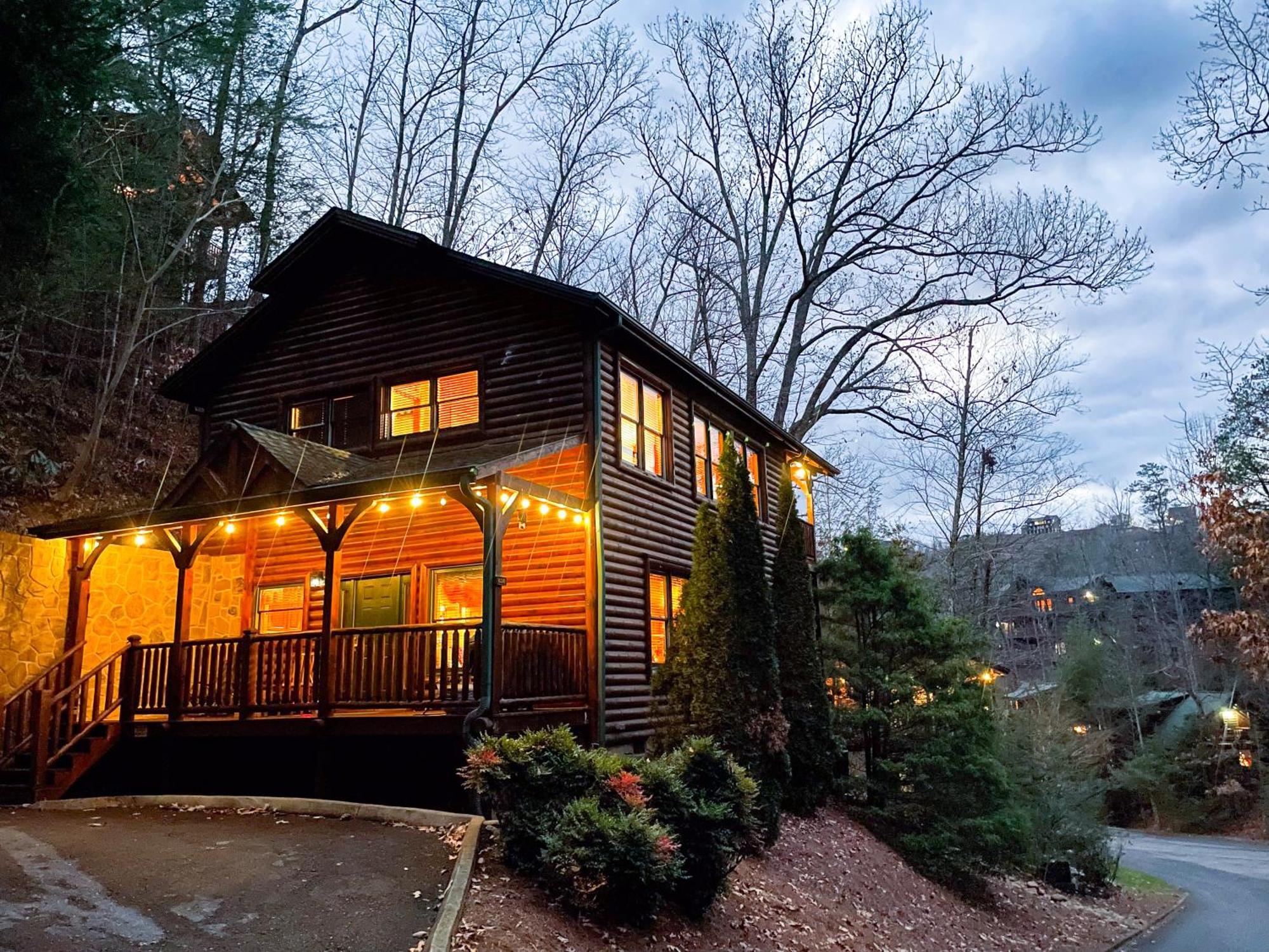 Spacious Resort Log Cabin, Easy Drive, Hot Tub, Arcade Gameroom, Mountain Vibe Gatlinburg Exterior photo